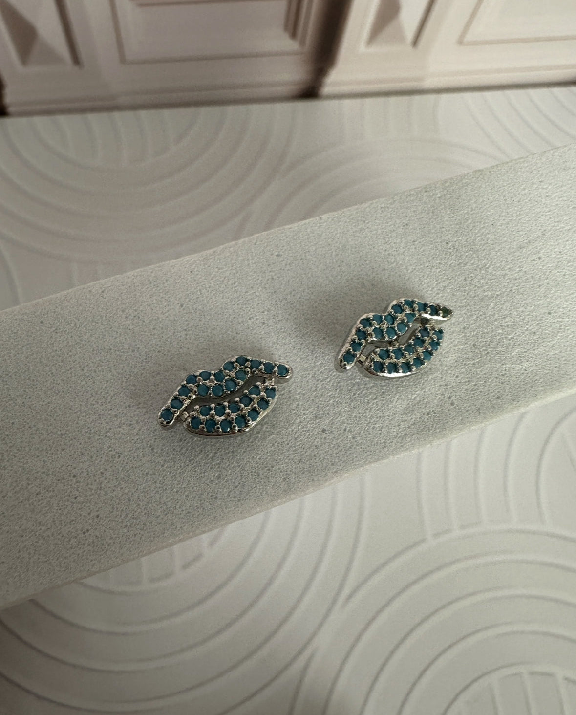 Pendientes plateados variados
