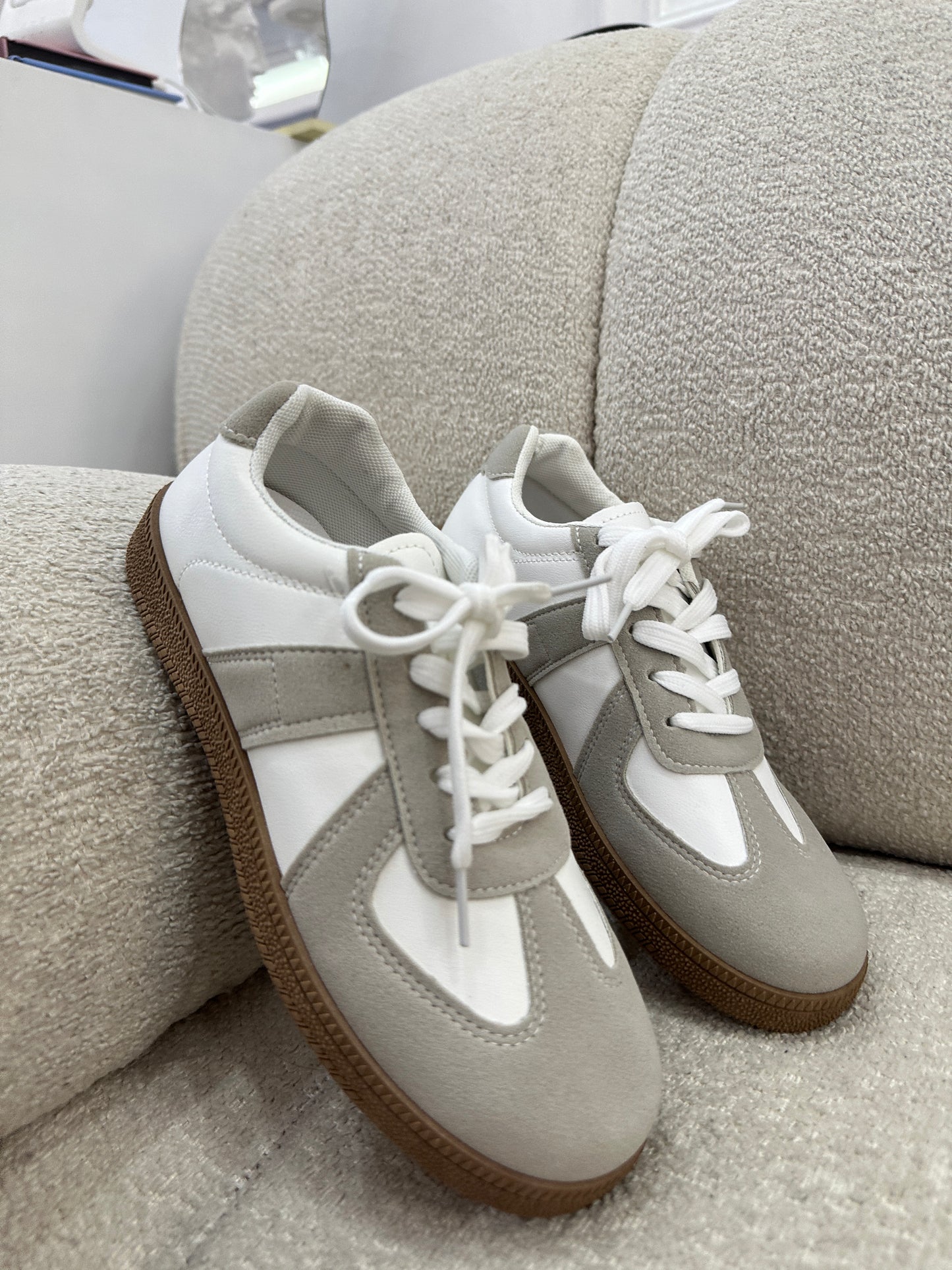 Sneaker inspiración samba gris