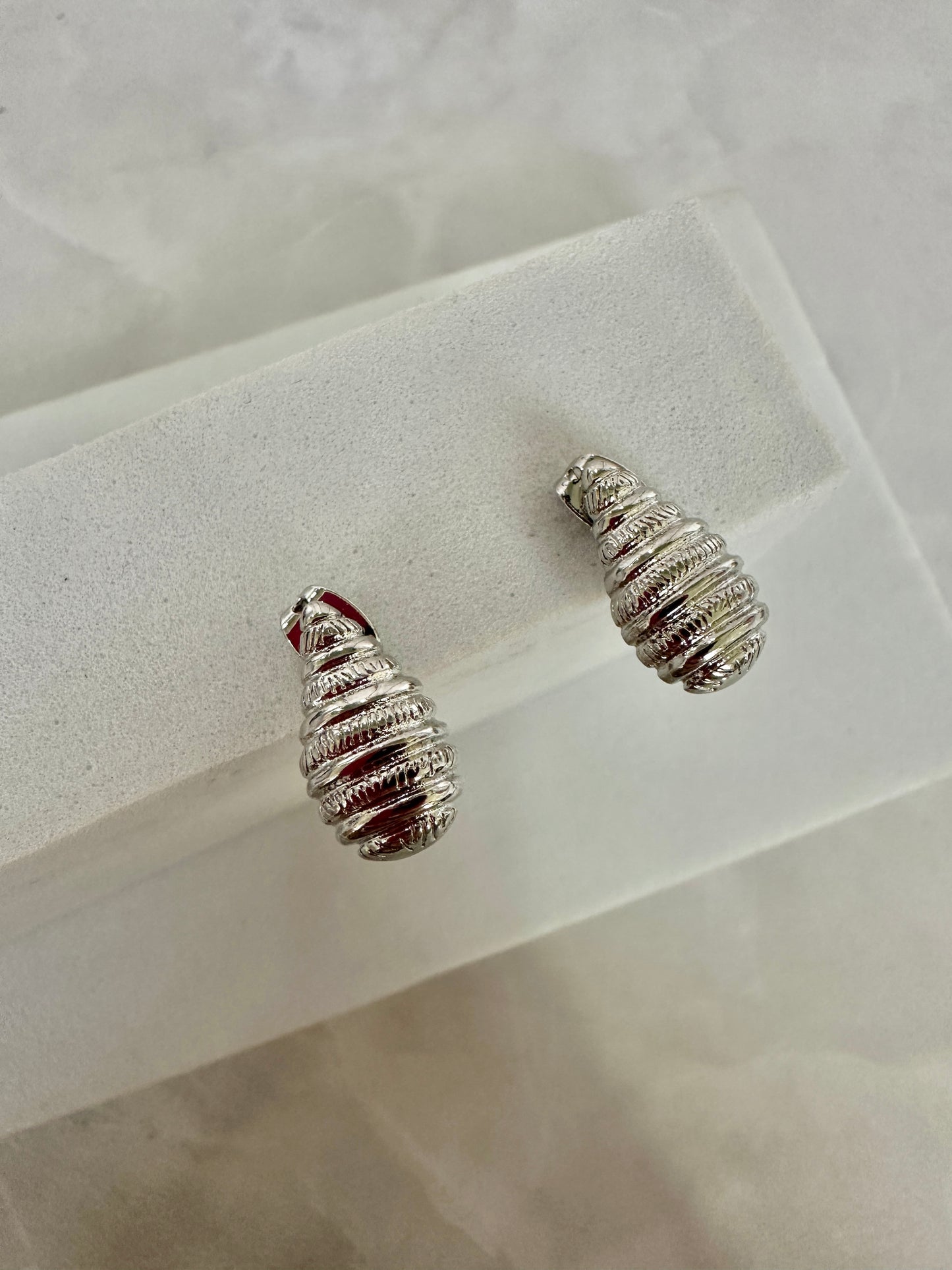 Pendientes plateados variados