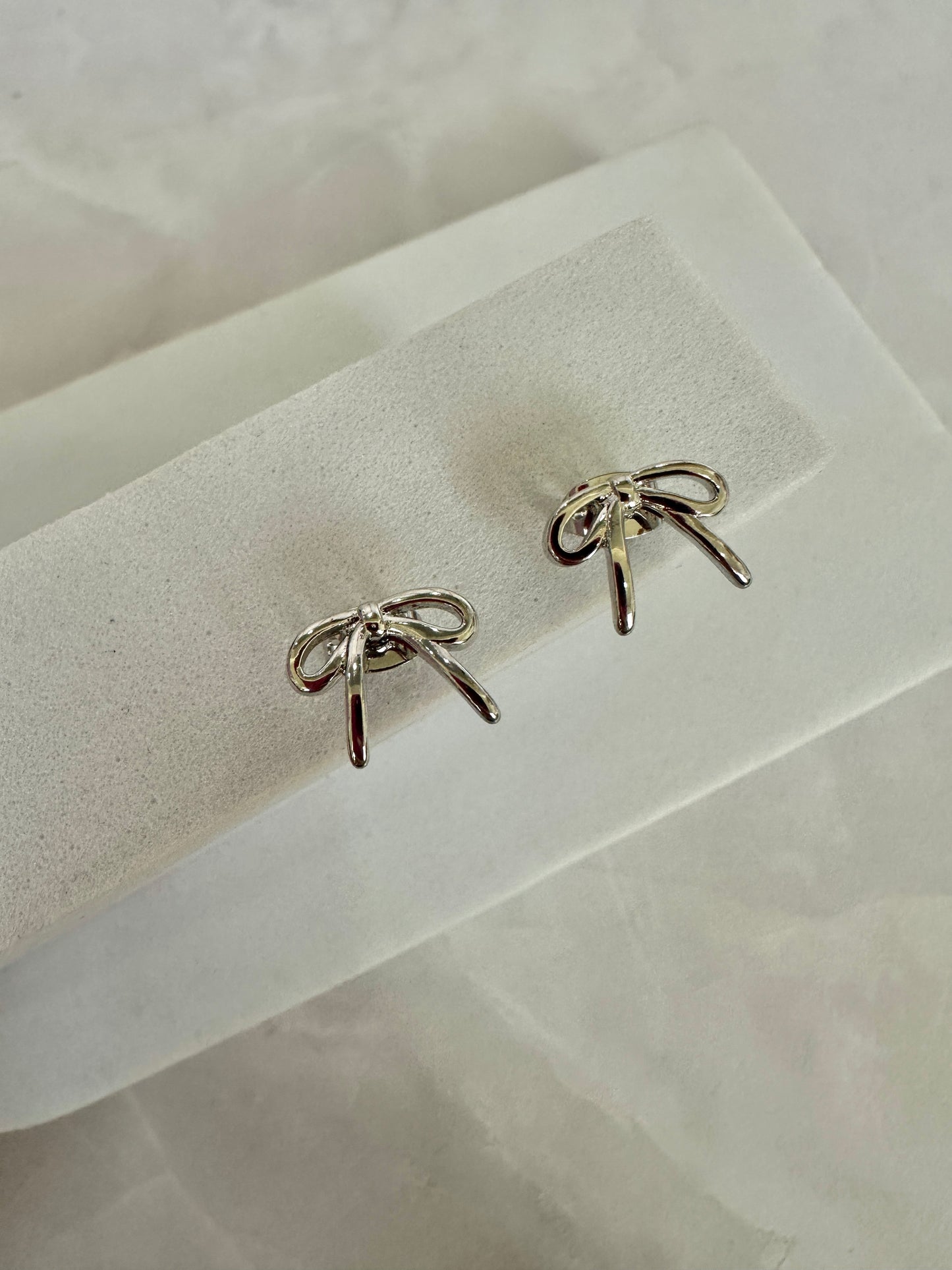 Pendientes plateados variados