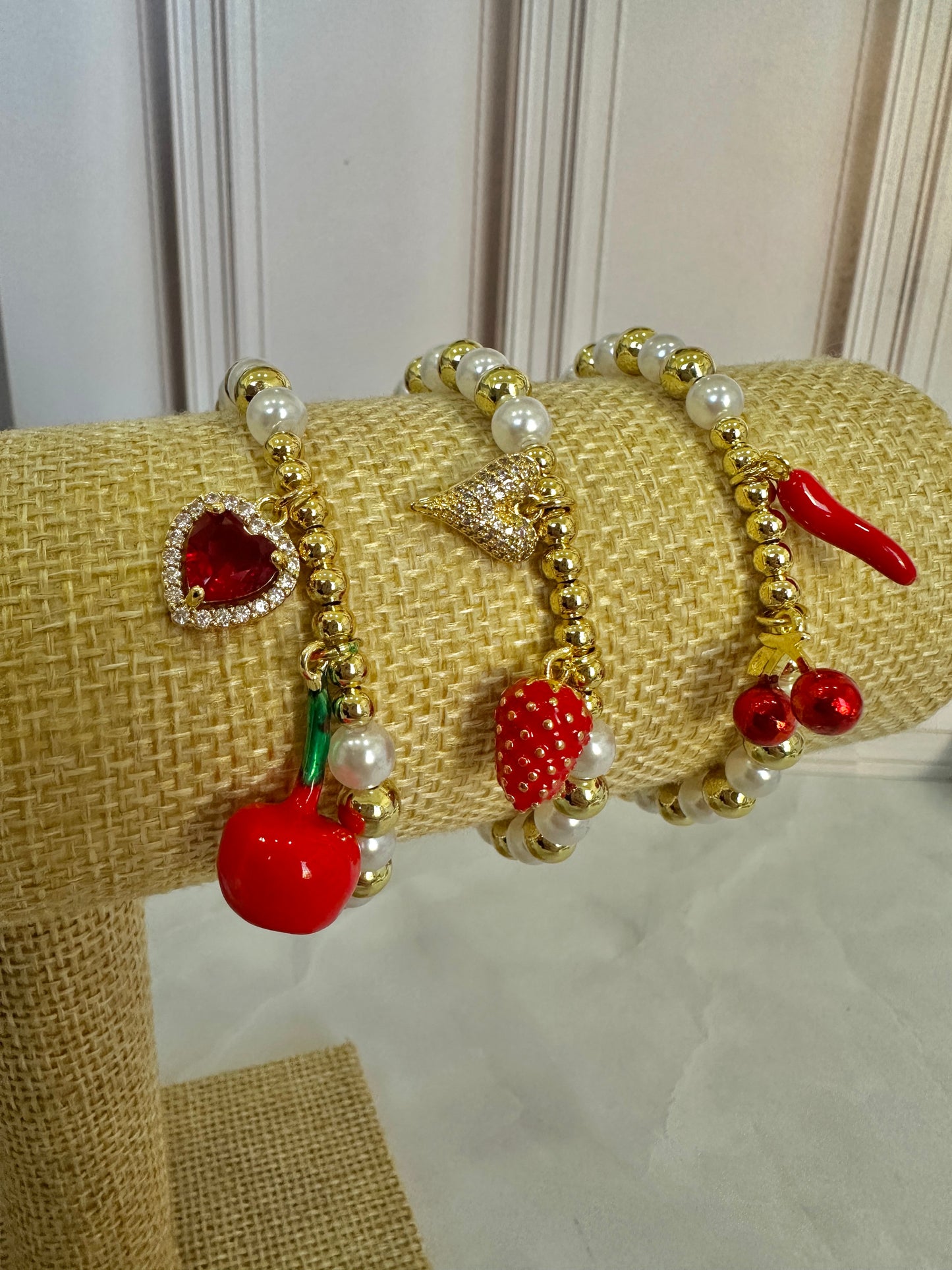 Pulseras con dijes frutales
