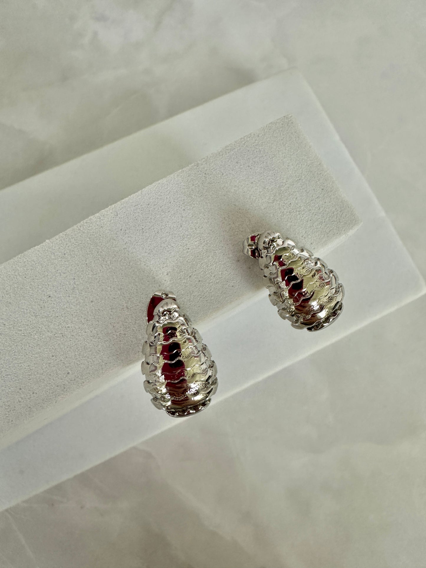 Pendientes plateados variados