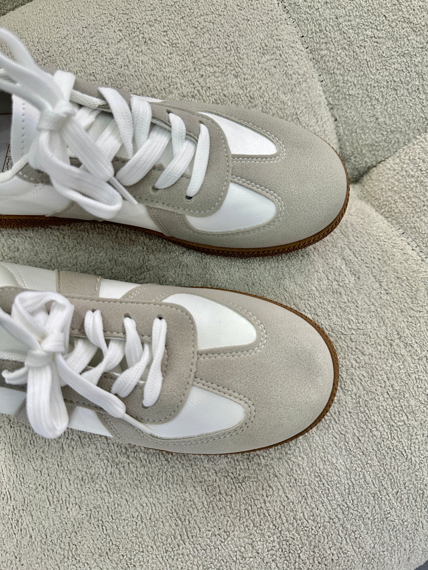 Sneaker inspiración samba gris