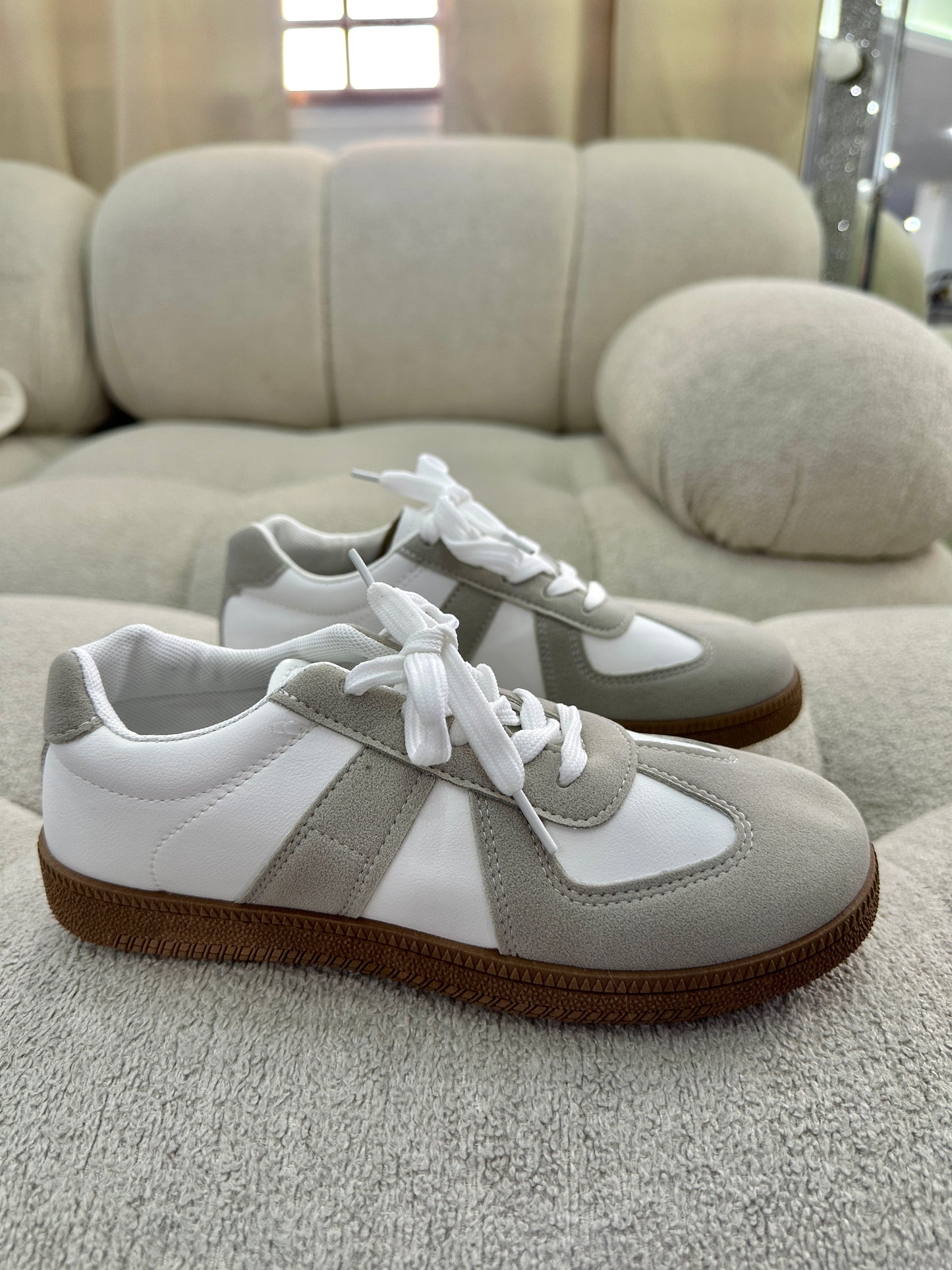 Sneaker inspiración samba gris