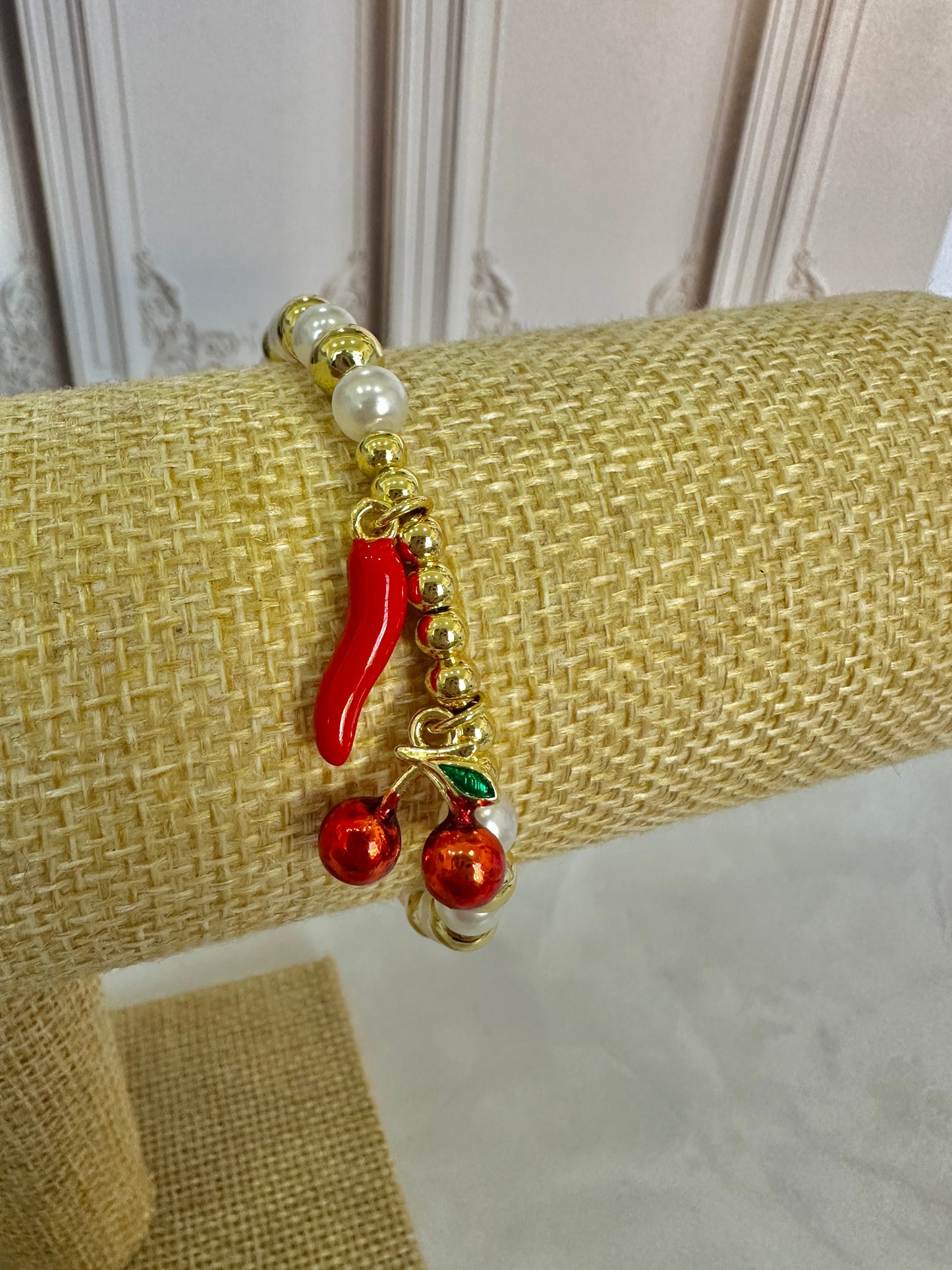 Pulseras con dijes frutales