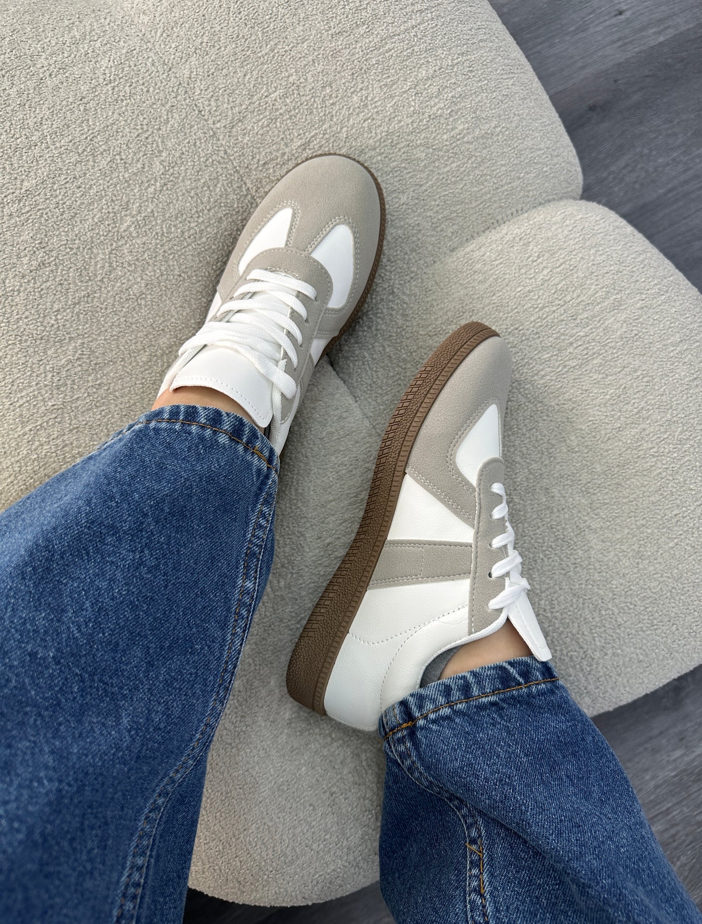 Sneaker inspiración samba gris