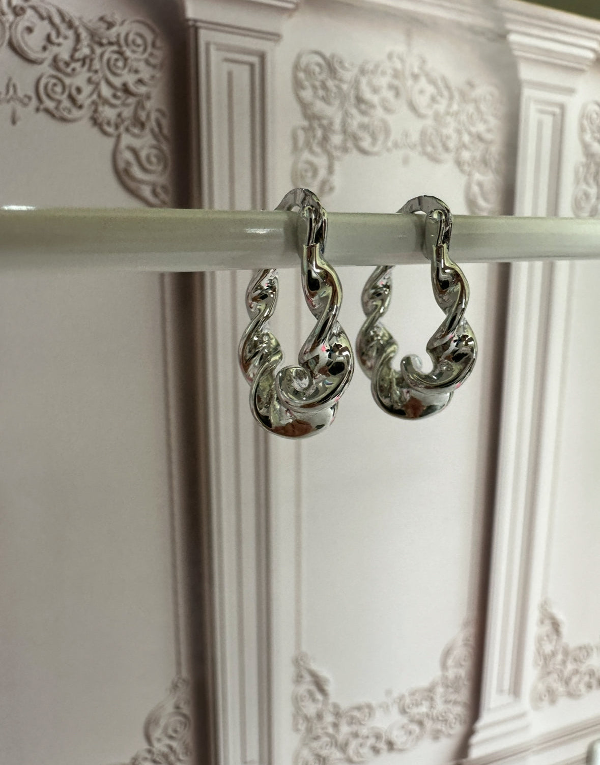 Pendientes plateados variados
